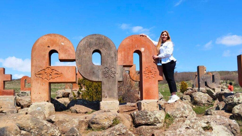 Monumento al alfabeto armenio @danaeyhenry